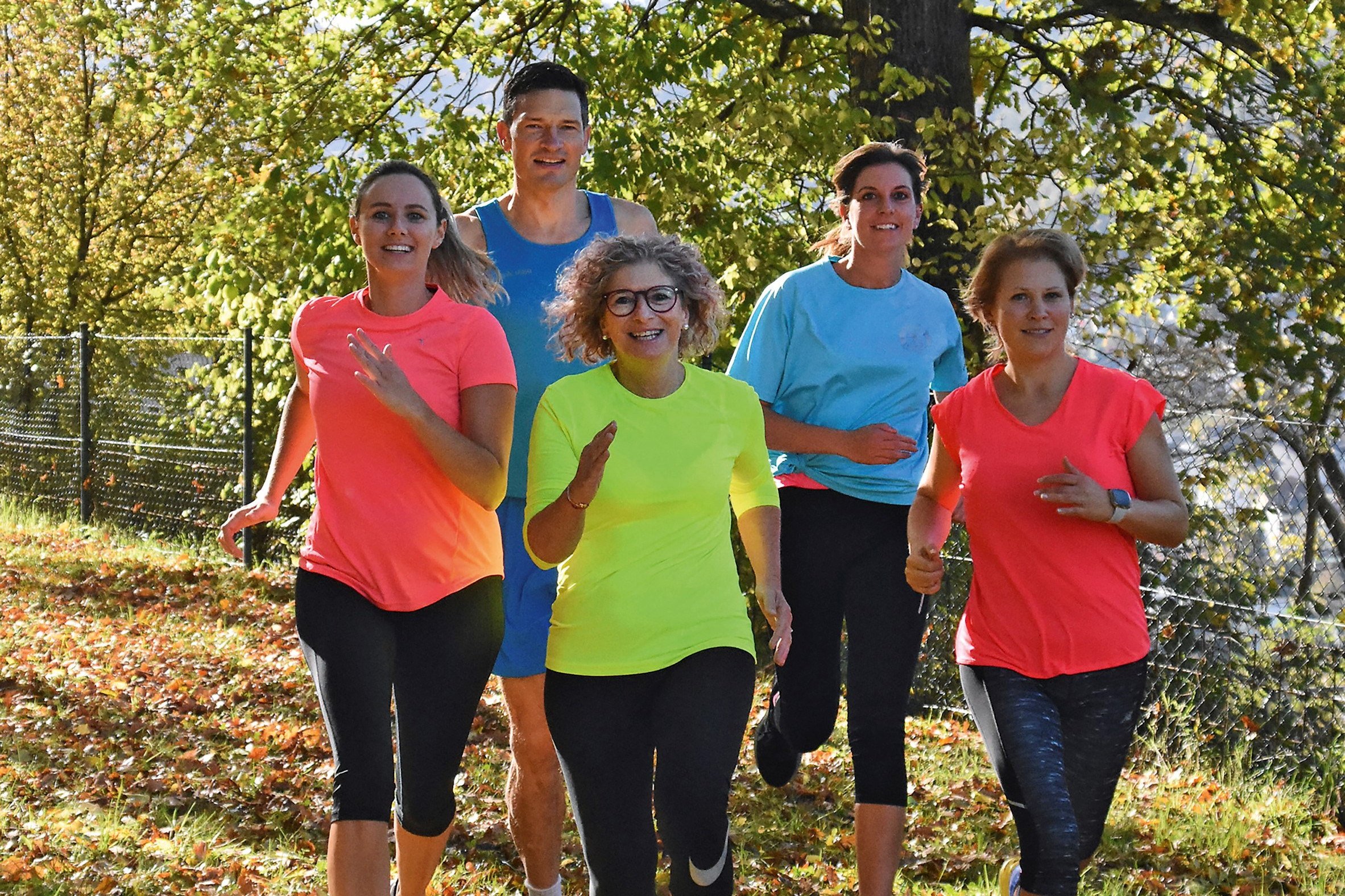 Dr. Herzenstiel, Leitender Arzt der Kardiologie und Angiologie und Sportkardiologe der GRN-Klinik Eberbach mit Team beim Sport im Freien